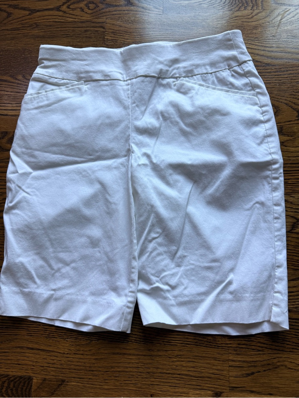 Chico’s Perfect Stretch White 10” inseam pull on shorts. Front pockets. EUC 0